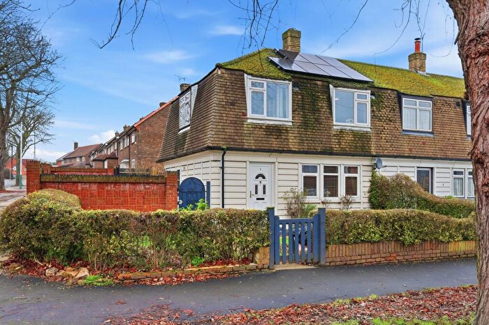 3 Bedroom End Of Terrace House For Sale In North Hill Green, Romford, RM3