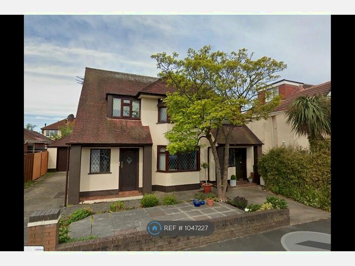 1 Bedroom flats to rent in The Spinney, FY5