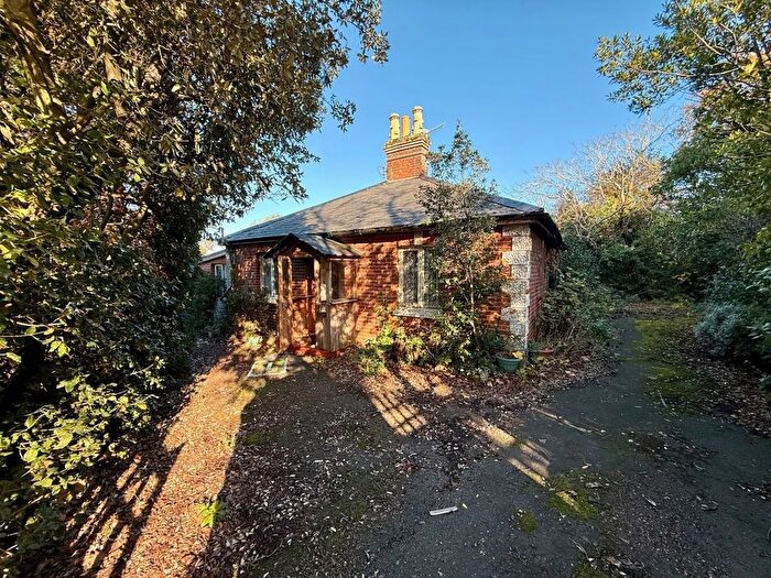 2 Bedroom Bungalow For Sale In Worsley Road, Cowes, Isle Of Wight, PO31