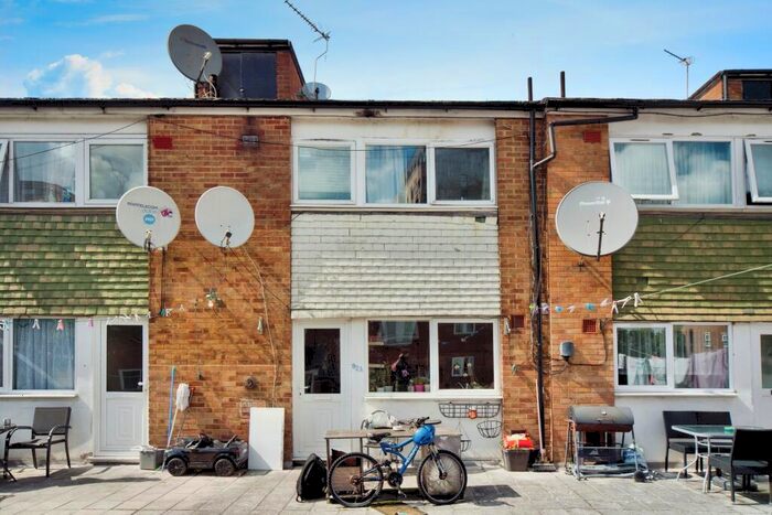 2 Bedroom Flat For Sale In High Street, London, London, E17