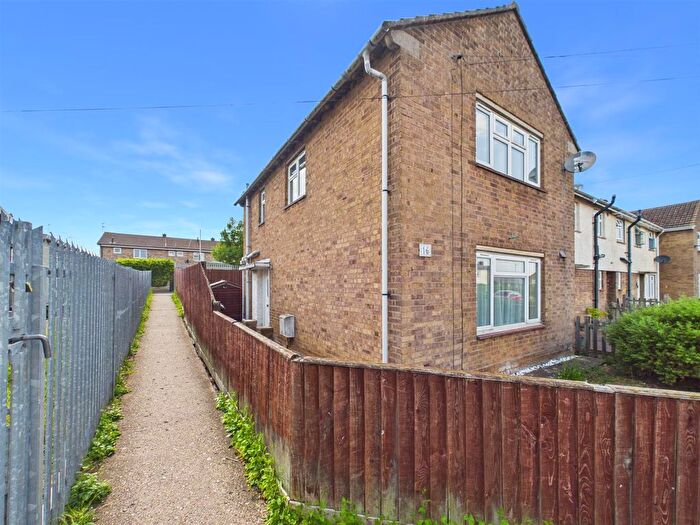 3 Bedroom Semi-Detached House For Sale In Sandringham Close, Stamford, PE9
