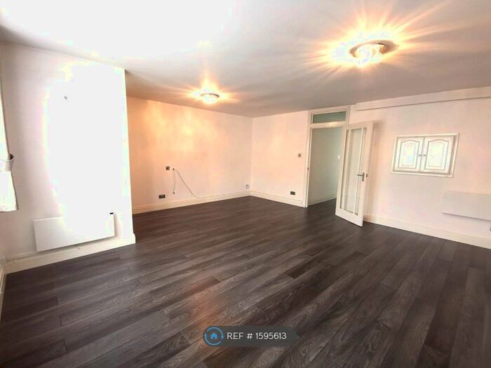 2 Bedroom Flat To Rent In Brook Court, Brentford, TW8