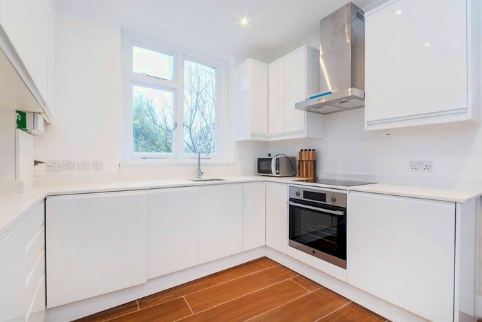 2 Bedroom Flat To Rent In Mark Mansions, Shepherd's Bush, London, W12