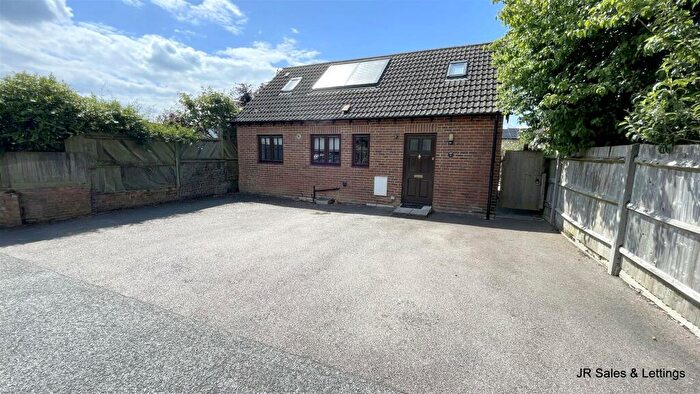 2 Bedroom Detached Bungalow For Sale In Hammondstreet Road, West Cheshunt, EN7