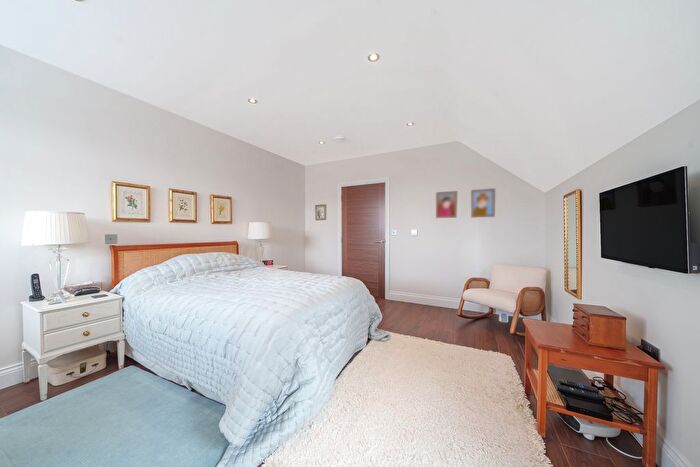 3 Bedroom Flat To Rent In Marlborough Drive, Bushey, WD23