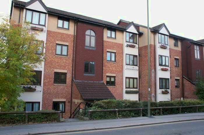 2 Bedroom Flat To Rent In Station Road, Redhill, RH1