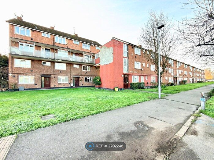 2 Bedroom Maisonette To Rent In Roding Lodge, Ilford, IG1