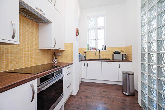 2 Bedroom Flat To Rent In Imperial Hall, Old Street, London, EC1V