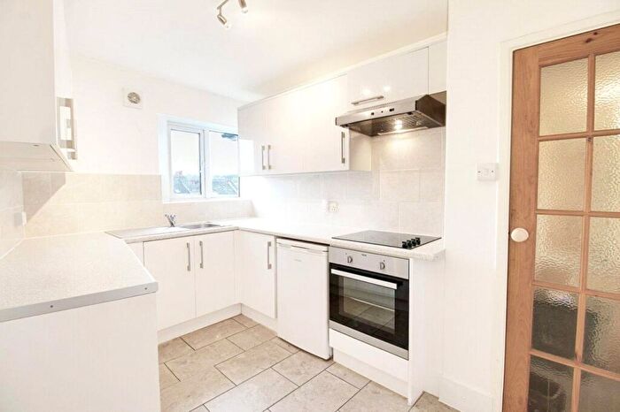 3 Bedroom Apartment To Rent In Fairfield Gardens, Hornsey, London, N8