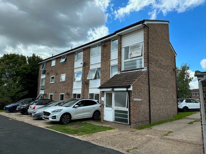 2 Bedroom Flat To Rent In Foxglove Way, Springfield, CM1