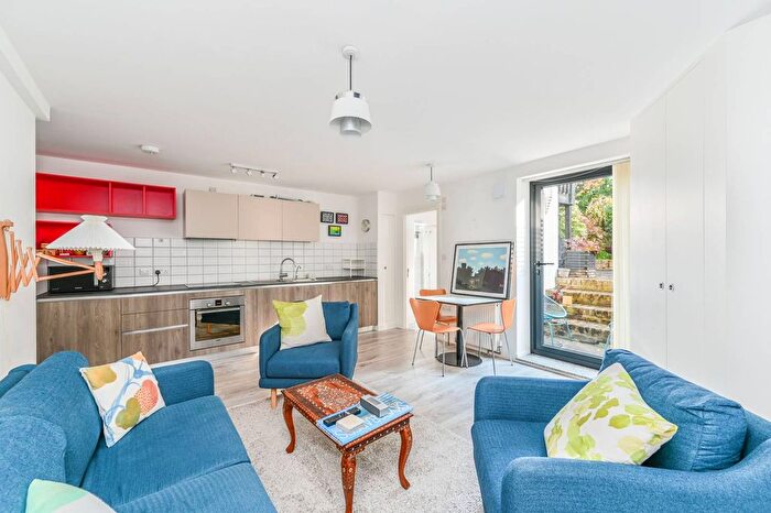 1 Bedroom Flat To Rent In Flaxman Road, Camberwell, London, SE5