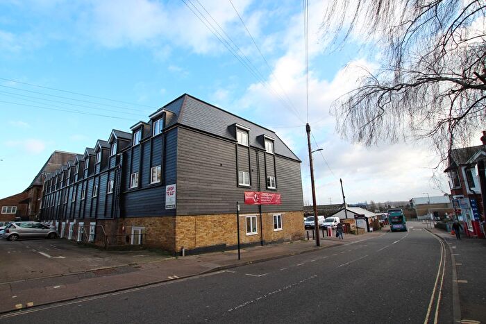 2 Bedroom Flat To Rent In Brewery Road, Hoddesdon, EN11