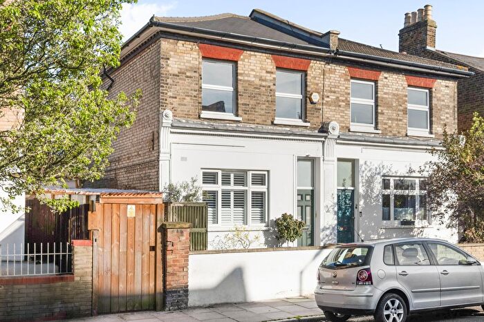 2 Bedroom Flat For Sale In Hindmans Road, East Dulwich, SE22