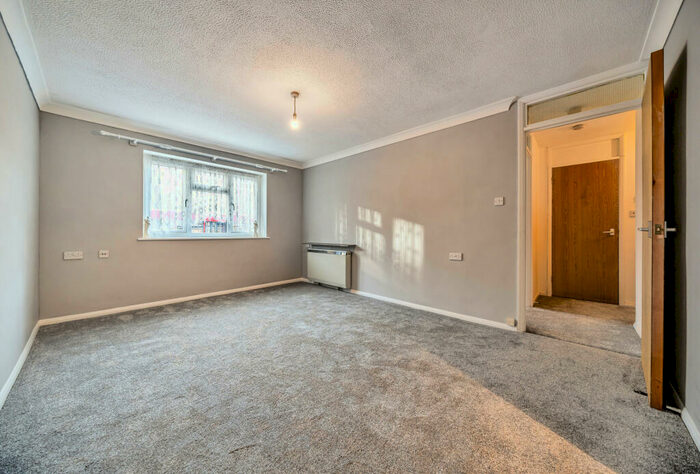 1 Bedroom Apartment For Sale In Chatsworth Place, Mitcham, CR4