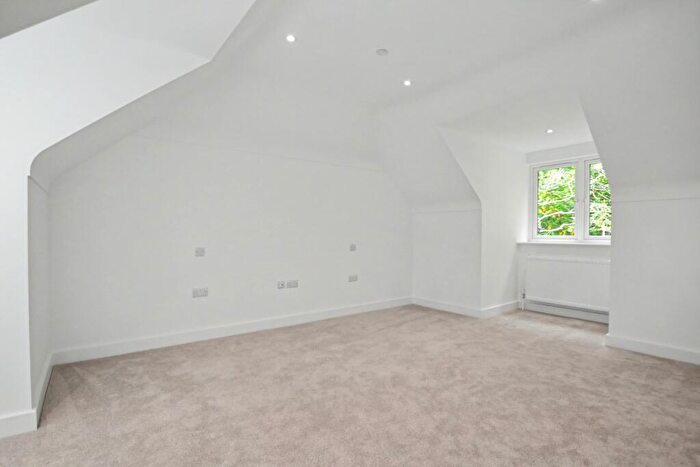 3 Bedroom Detached House For Sale In Broadstone, BH18 - Photo 10