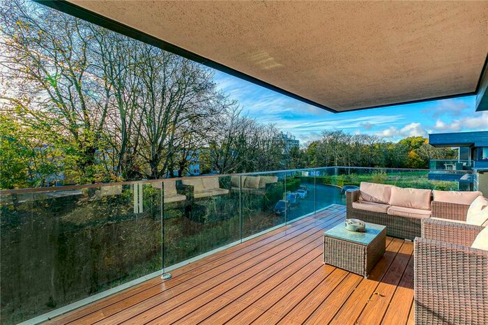 3 Bedroom Apartment To Rent In Halcyon Close, London, SW13