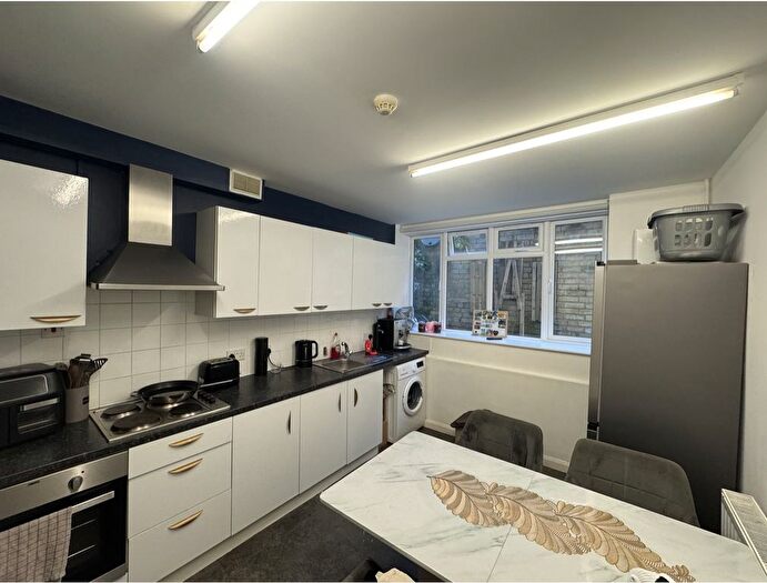 2 Bedroom Flat To Rent In Bethel Road, Sevenoaks, Kent, TN13