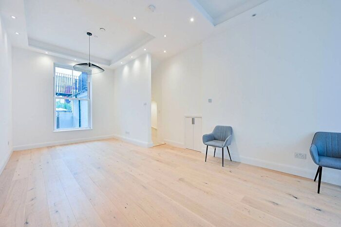 3 Bedroom Flat To Rent In Shepherds Bush Road, Shepherd's Bush, W6