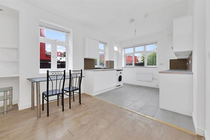 2 Bedroom Flat To Rent In Brondesbury Park, London, NW2