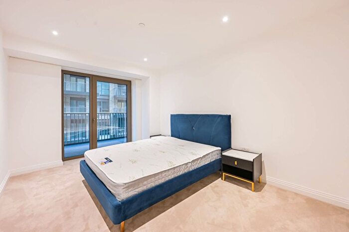 3 Bedroom Flat To Rent In Halycon House, Docklands, London, E16