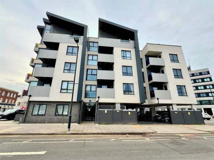 2 Bedroom Apartment To Rent In London Road, Southend-On-Sea, SS1
