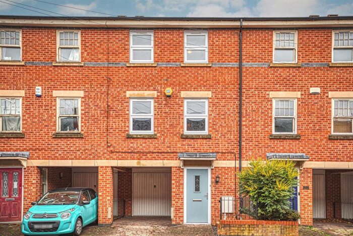 3 Bedroom Town House For Sale In Roman Road, Chester Green, Derby, DE1