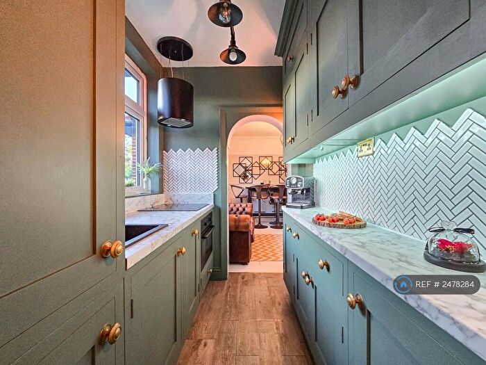 2 Bedroom Maisonette To Rent In Green Walk, Woodford Green, IG8