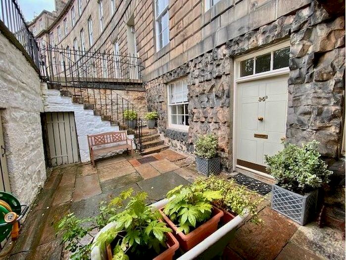 3 Bedroom Flat To Rent In Drummond Place, Edinburgh, EH3