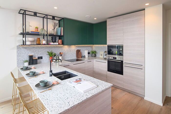 2 Bedroom Flat For Sale In Leven Road, London, E14