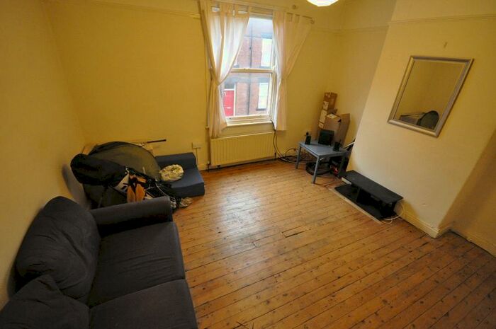 2 Bedroom Flat To Rent In Claremont Grove, University, Leeds, LS3