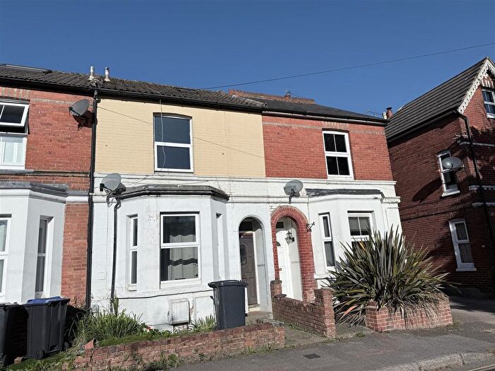 1 Bedroom Flat To Rent In Greenhedges Avenue, East Grinstead, RH19