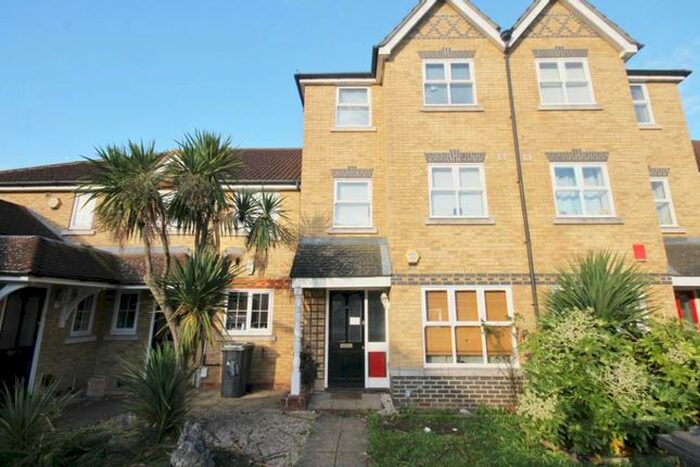 5 Bedroom Terraced House To Rent In Nightingale Shott, Egham, TW20