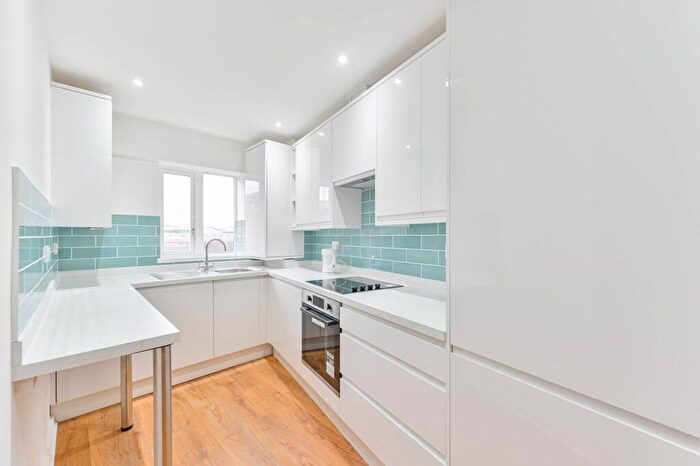 3 Bedroom Flat To Rent In Falcon Mews, Clapham Junction, London, SW11