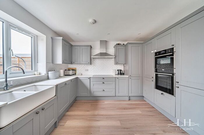 3 Bedroom Bungalow For Sale In Crystal Avenue, Hornchurch, RM12