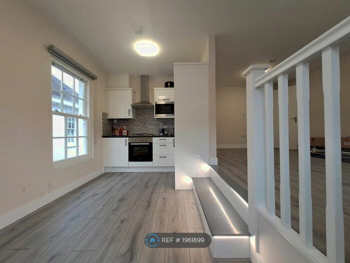 2 Bedroom Flat To Rent In Angel Court, Godalming, GU7