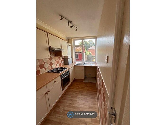 3 Bedroom Terraced House To Rent In Runfold Avenue, Luton, LU3