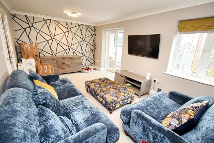 3 Bedroom Semi-Detached House For Sale In Larissa Close, Tilehurst, Reading, RG31