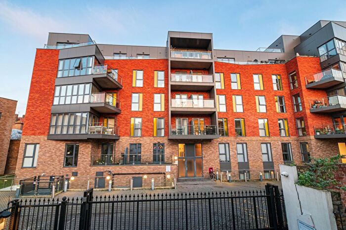 2 Bedroom Flat To Rent In Waleorde Road, London, SE17