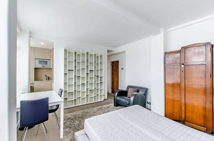 Studio To Rent In Charterhouse Square, Clerkenwell, London, EC1M