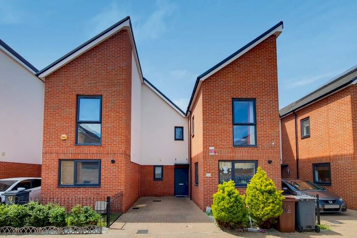 3 Bedroom Mews To Rent In Hennessey Mews, Dagenham, RM8