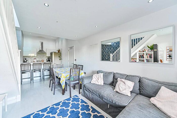 3 Bedroom Flat For Sale In Yeoman Street, Deptford, London, SE8