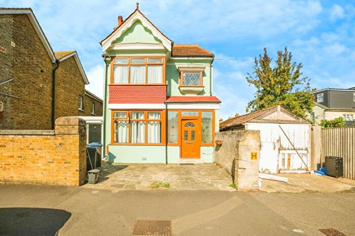 5 Bedroom Detached House For Sale In Quadrant Road, Thornton Heath, CR7