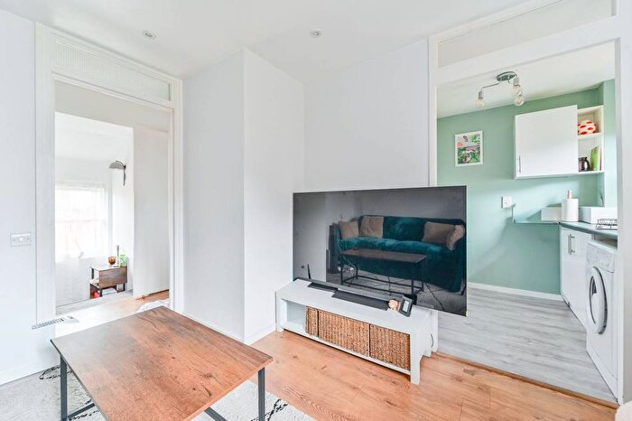 1 Bedroom Maisonette For Sale In Daley Thompson Way, Battersea, London, SW8