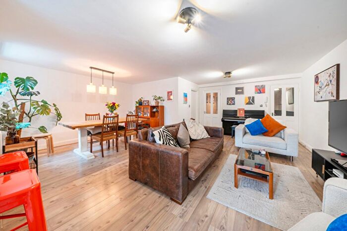 2 Bedroom Flat For Sale In Stanthorpe Road, Streatham, London, SW16