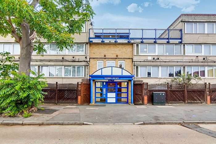 2 Bedroom Flat For Sale In Ray Lodge Road, Woodford Green, IG8