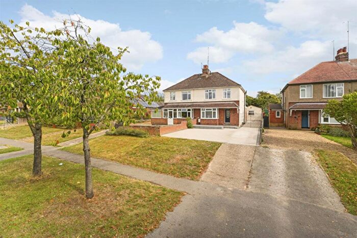 3 Bedroom Semi-Detached House For Sale In Bradwell Road, Loughton, Milton Keynes, MK5