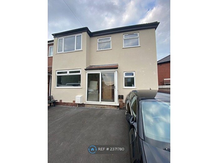 4 Bedroom Semi-Detached House To Rent In Briarwood Ave, Droylsden, M43