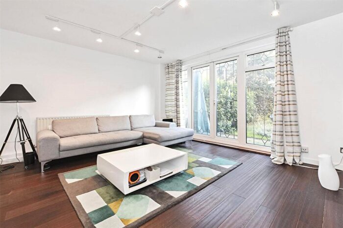 3 Bedroom Maisonette To Rent In Fellows Court, Weymouth Terrace, London, E2