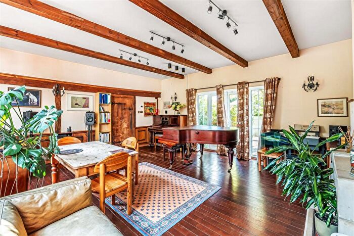6 Bedroom Detached House For Sale In The Old Street, Fetcham, KT22