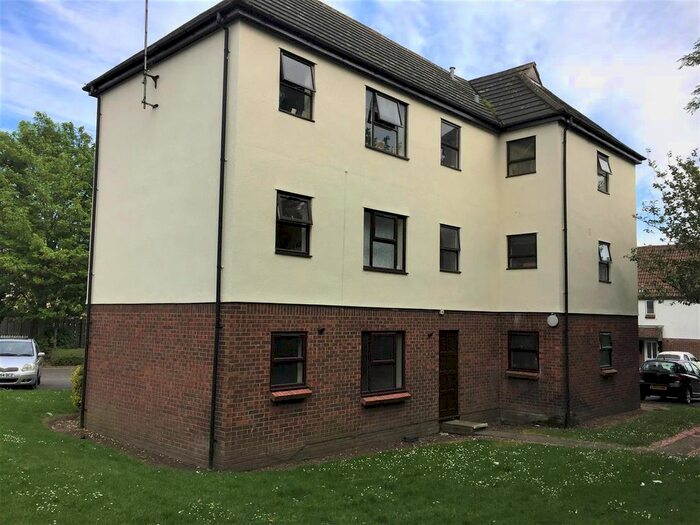 Studio To Rent In Chapel Close, Grays, RM20